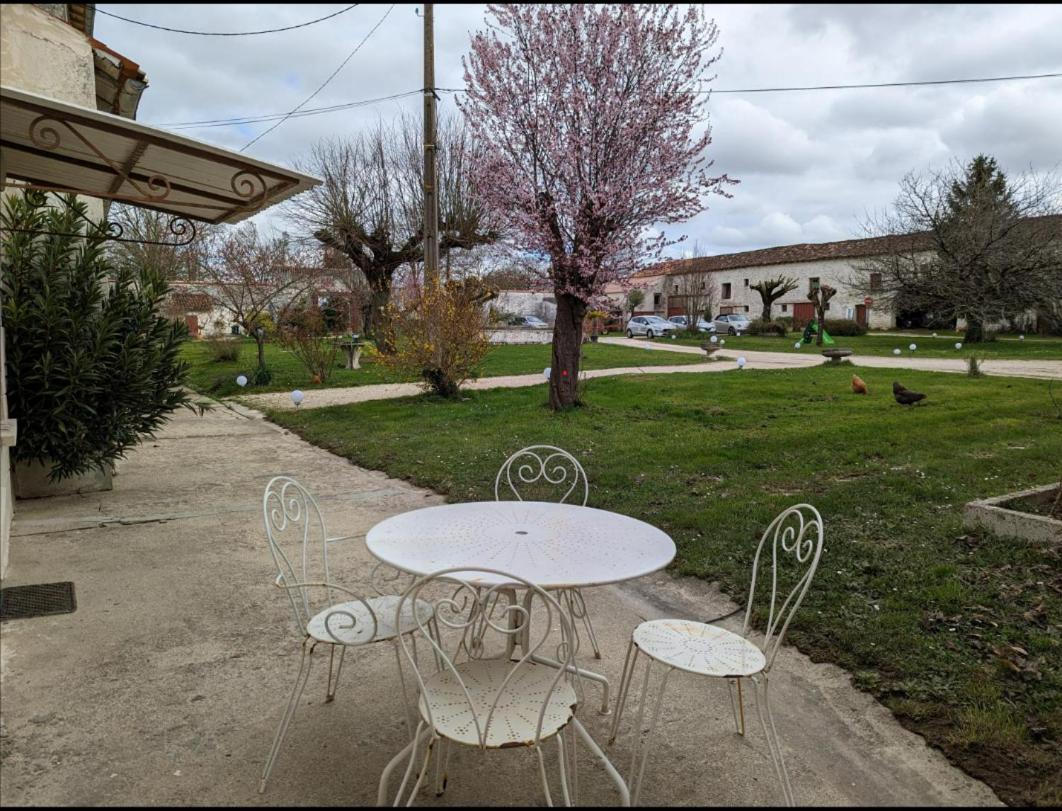 La Metairie De La Petillerie Roullet-Saint-Estephe Bagian luar foto